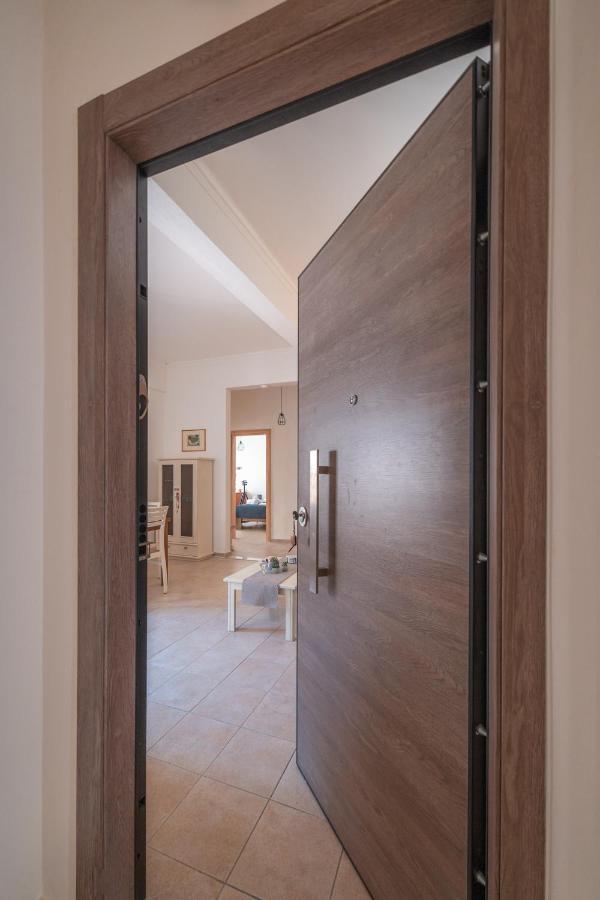 Stylish Central Renovated Apartment Iraklion Buitenkant foto